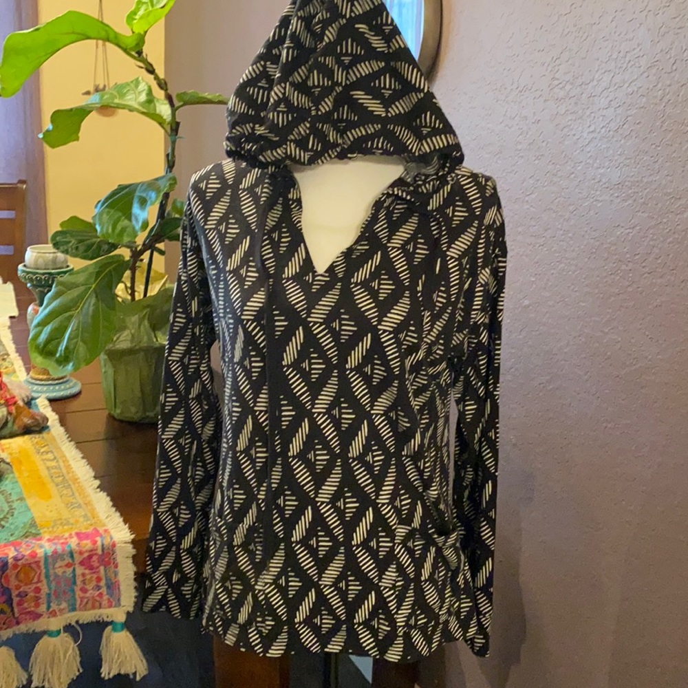 Lovely black white geometric hooded sweater EUC